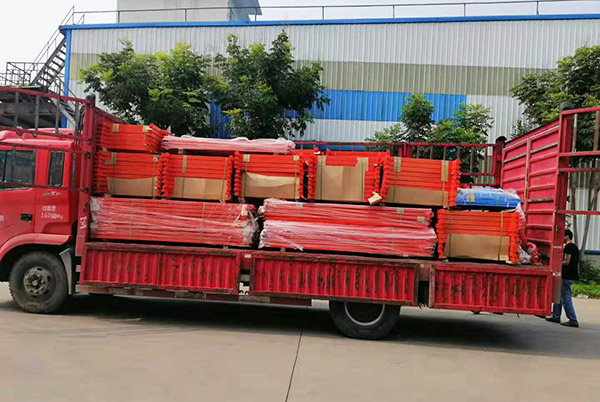 夏日炎炎，從卸貨到貨架安裝完成，安裝團(tuán)隊(duì)斗酷暑艱辛施工