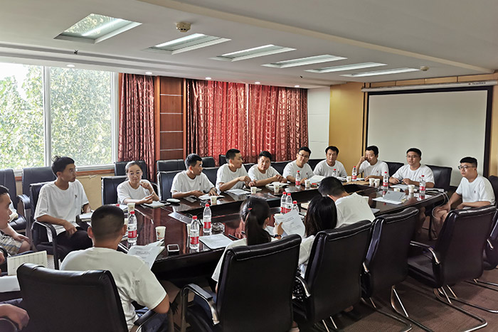 為提高公司凝聚力，安陽鼎諾貨架工廠特別為員工定制了團(tuán)建紀(jì)念禮物